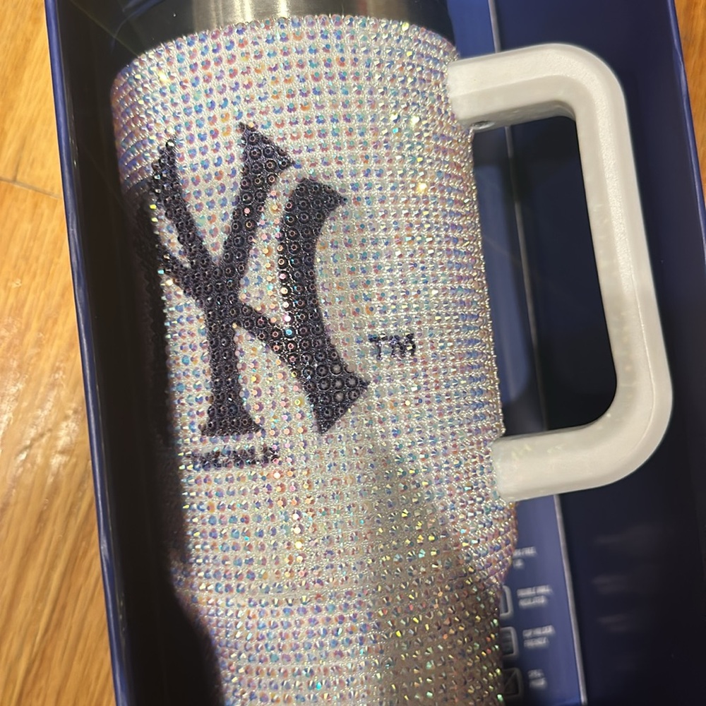 BRAND NEW NEW YORK YANKEES BLINGED 46OZ TUMBLER - Picture 2 of 6